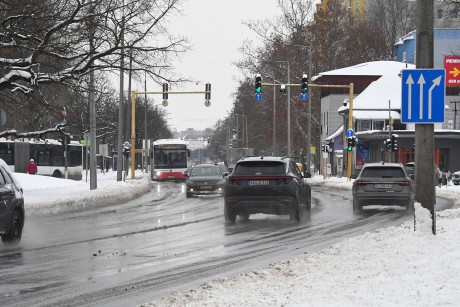 A buszok útvonala sónedves a városban - éjszaka takarítják a kisebb utcákat